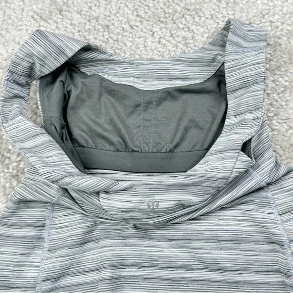 Lululemon Scoop Back Tank in Cyber Stripe White Silver Fox. Size 6 - Picture 7 of 16